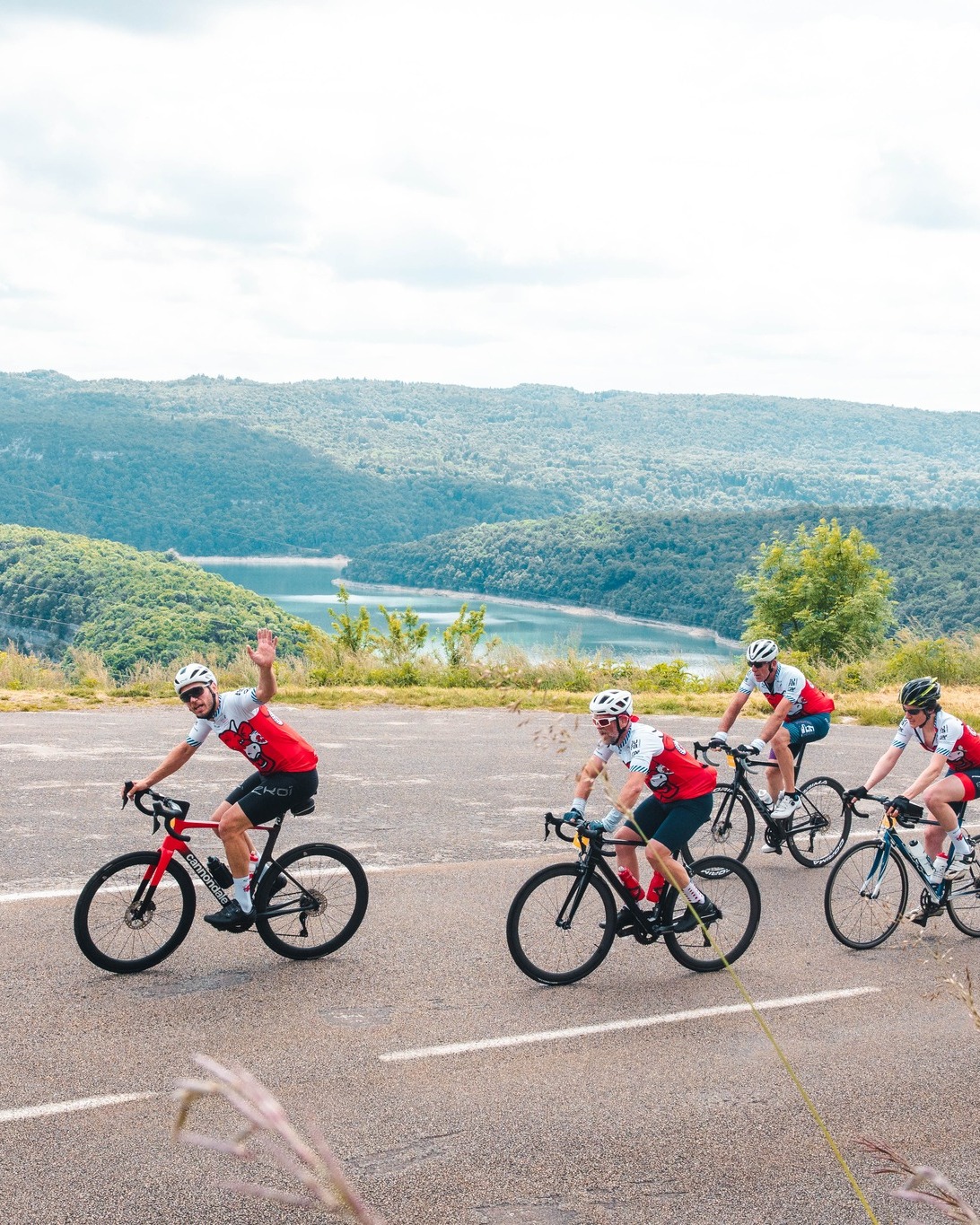 🙌 Si le parcours 2026 fera de nouveau la part belle à la région des Grands Lacs... Nous vous faisons aussi la promesse de vous faire (re)découvrir les vignobles via Château-Chalon 🍇 et de traverser le Haut-Jura en escaladant le Col de Joux (1032m) ⛰

𝐈𝐧𝐟𝐨𝐫𝐦𝐚𝐭𝐢𝐨𝐧𝐬 & 𝐢𝐧𝐬𝐜𝐫𝐢𝐩𝐭𝐢𝐨𝐧𝐬 ⤵️
✍️ https://cyclosportive-lavachequirit.fr/

📸 @alanis_pic_ 

#CyclosportiveLaVachequiRit #VachequiRit #Jura #LonsLeSaunier #Gravel #Cyclosport #LaurentJalabert #Cycling #Jaja #granfondo
