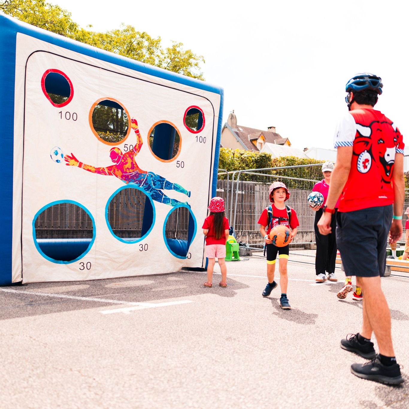 Et si vous vous laissiez tenter par une balade familiale à vélo ? 🚲👨‍👩‍👧‍👦

À chaque édition, découvrez de nouvelles animations et expositions pour petits et grands ! 🤓✨

👉 Au programme : 2 arrêts incontournables

🔹 L’Usine Bel
Découvrez les coulisses de fabrication et partez à la découverte des différentes saveurs de La Vache qui rit à travers le monde 🌍🧀

🔹 @maisonvqr 
Plongez dans l’histoire de la marque, son évolution au fil des années et son influence auprès de plusieurs générations 🎉

🎁 Et pour terminer ? Profitez d’un accès libre aux animations du Musée, gratuites et ouvertes à tous !

📌 Infos pratiques :
👥 Groupes limités à 30 personnes
🚴 Encadrement par un moniteur cycliste diplômé d’État
🕐 5 départs : 13h30 | 14h15 | 15h00 | 15h45 | 16h30

Une belle sortie à partager en famille, entre découverte et vélo ! 💛🚲

𝐈𝐧𝐟𝐨𝐫𝐦𝐚𝐭𝐢𝐨𝐧𝐬 & 𝐢𝐧𝐬𝐜𝐫𝐢𝐩𝐭𝐢𝐨𝐧𝐬 ⤵️
✍️ https://cyclosportive-lavachequirit.fr/

#CyclosportiveLaVachequirit #RunningLaVachequirit #Vachequirit #Jura #LonsLeSaunier #GranFondo #CycloVQR #RunningVQR #Running