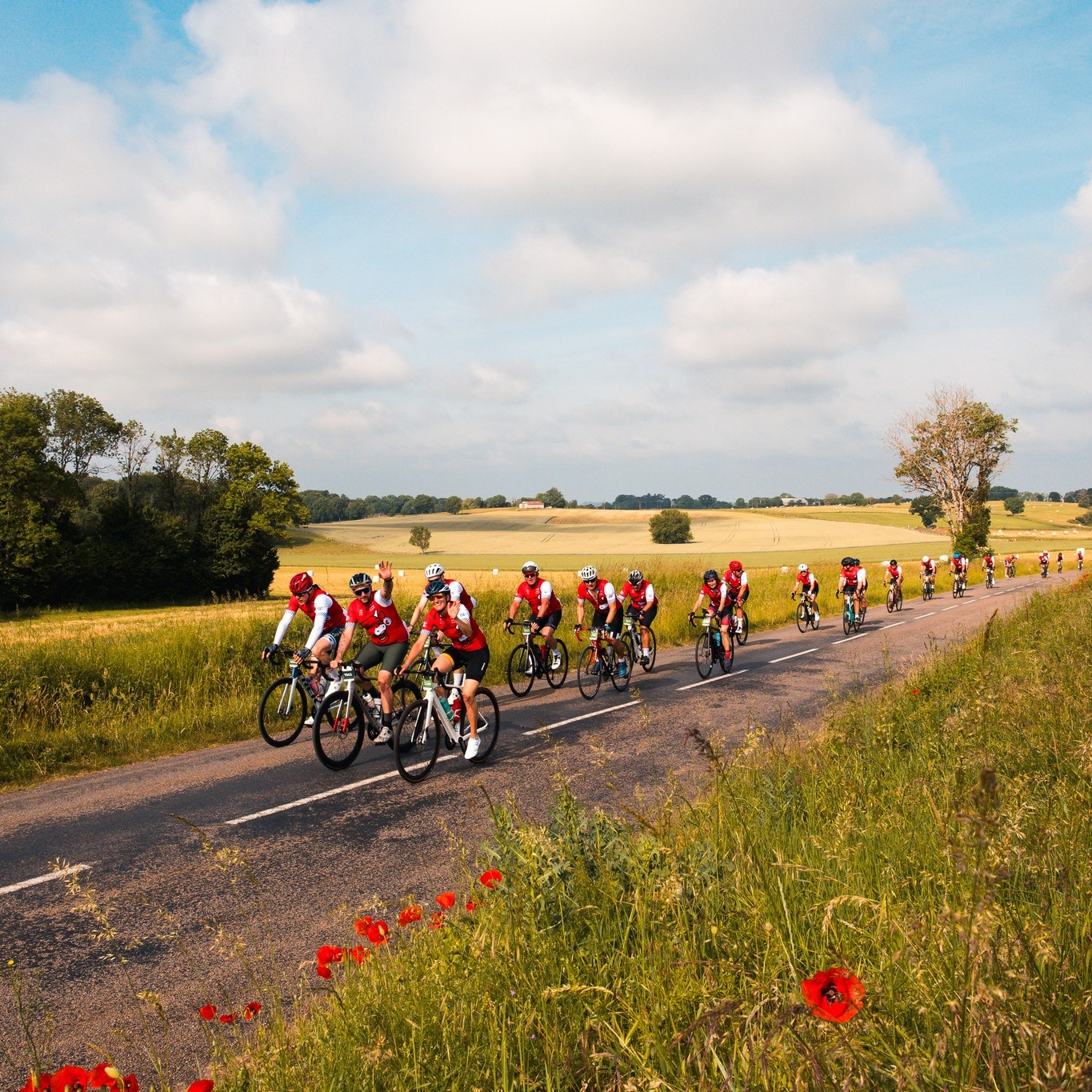 🥰🥲 Merci. Tout simplement merci.

Quelle incroyable 6ᵉ édition ! 🚴‍♀️🚴‍♂️

6 200 cyclistes, dont 25 % de femmes, ont sillonné les magnifiques routes du Jura, profitant d’un terrain de jeu exceptionnel et de paysages à couper le souffle. Avec une météo idéale. 

Un immense merci au Groupe Bel, à l’origine de cette belle aventure. Merci également aux services de l’État, aux institutions, à nos partenaires, aux exposants, aux secouristes, aux équipes en cuisine et, surtout, à nos formidables bénévoles sans qui rien ne serait possible. ♥

Et un clin d’œil tout particulier à tous les Jurassiens : merci pour votre accueiln, votre patience, votre compréhension et votre sympathie tout au long du week-end.
Nous sommes particulièrement fiers d’avoir accueilli des participants venus de toute la France et d’ailleurs, avec 80 % des inscrits originaires de l’extérieur de la Bourgogne-Franche-Comté. Une belle preuve de l’attractivité de notre territoire et de notre événement. Désolé pour les perturbations.

Alors… rendez-vous l’année prochaine ? 🚴🏃‍♀🤔🤷

📸 @alanis_pic_ 

#CyclosportiveLaVachequiRit #VachequiRit #Jura #LonsLeSaunier #Gravel #Cyclosport #LaurentJalabert #Cycling #Jaja