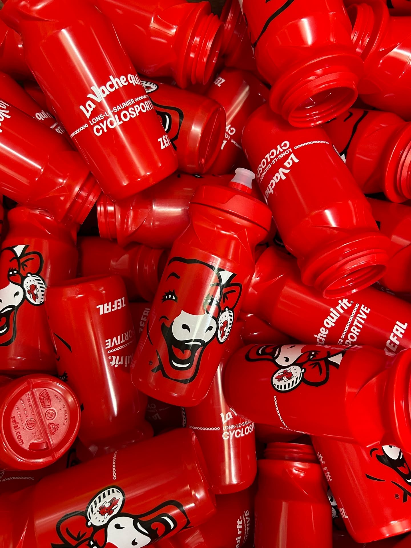 🥤 Voici le bidon offert par @zefalbike , en cadeau à l'ensemble des cyclistes ! 
Vous validez ? 🔥

🚨 Attention clôture des inscriptions ce soir des formats "Route" du dimanche 31 mai 

𝐈𝐧𝐟𝐨𝐫𝐦𝐚𝐭𝐢𝐨𝐧𝐬 & 𝐢𝐧𝐬𝐜𝐫𝐢𝐩𝐭𝐢𝐨𝐧𝐬 ⤵️
✍️ https://cyclosportive-lavachequirit.fr

#CyclosportiveLaVachequiRit #VachequiRit #Jura #LonsLeSaunier #Gravel #Cyclosport #LaurentJalabert #Cycling #Jaja