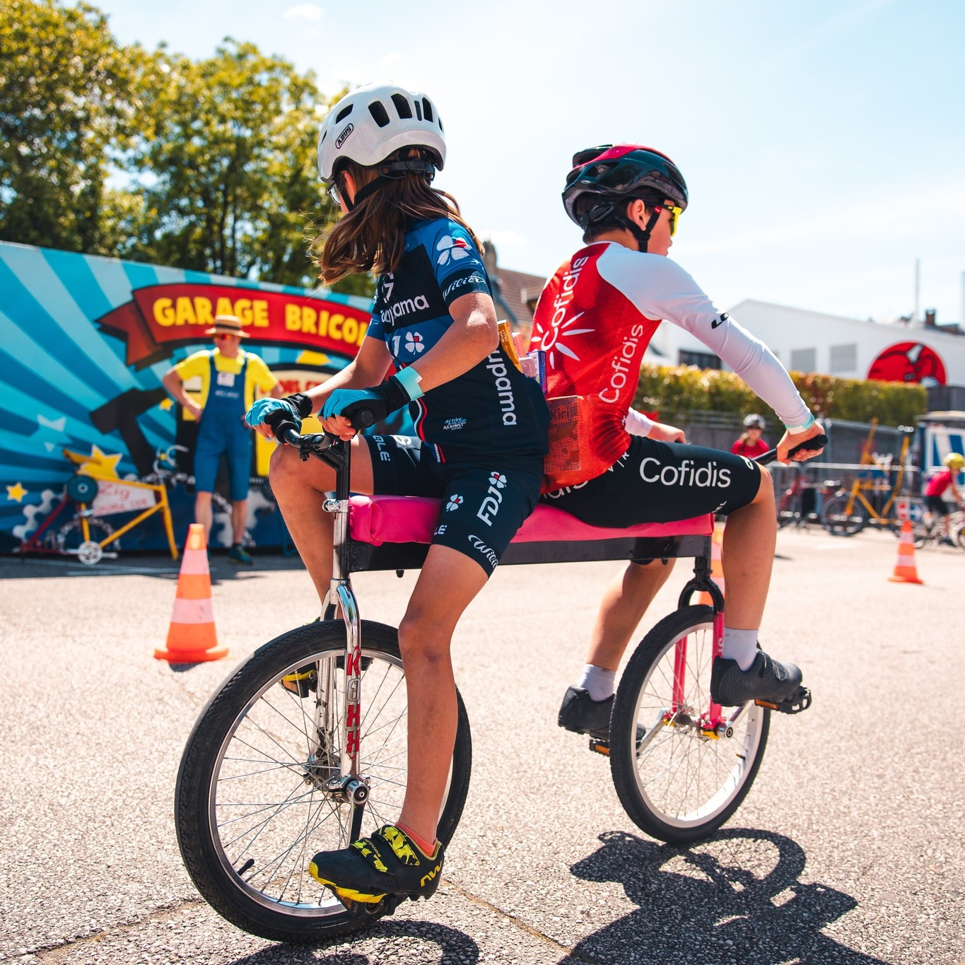 ⚠️ Plus de 90% des places déjà réservées pour la Balade familiale !
Ne tardez pas à vous inscrire si vous voulez en profiter !

👉 Au programme :
🔹 2 arrêts incontournables :
>Usine Bel : découvrez le processus de fabrication et les différentes saveurs de La Vache qui rit à travers le monde 🌍
>Maison de La Vache qui rit : plongez dans l’histoire de la marque, son évolution après-guerre et son influence sur toutes les générations 🎉
🎁 La visite se termine par un accès libre aux animations gratuites et ouvertes à tous proposées par le Musée.

📌 Infos pratiques :
Groupes limités à 30 personnes, encadrés par un moniteur cycliste diplômé d’État.
5 départs : 13h30 | 14h15 | 15h00 | 15h45 | 16h30.

📸 @alanis_pic_ 

𝐈𝐧𝐟𝐨𝐫𝐦𝐚𝐭𝐢𝐨𝐧𝐬 & 𝐢𝐧𝐬𝐜𝐫𝐢𝐩𝐭𝐢𝐨𝐧𝐬 ⤵️
✍️ https://cyclosportive-lavachequirit.fr/

#CyclosportiveLaVachequiRit #VachequiRit #Jura #LonsLeSaunier #Gravel #Cyclosport #LaurentJalabert #Cycling #Jaja #granfondo @maisonvqr