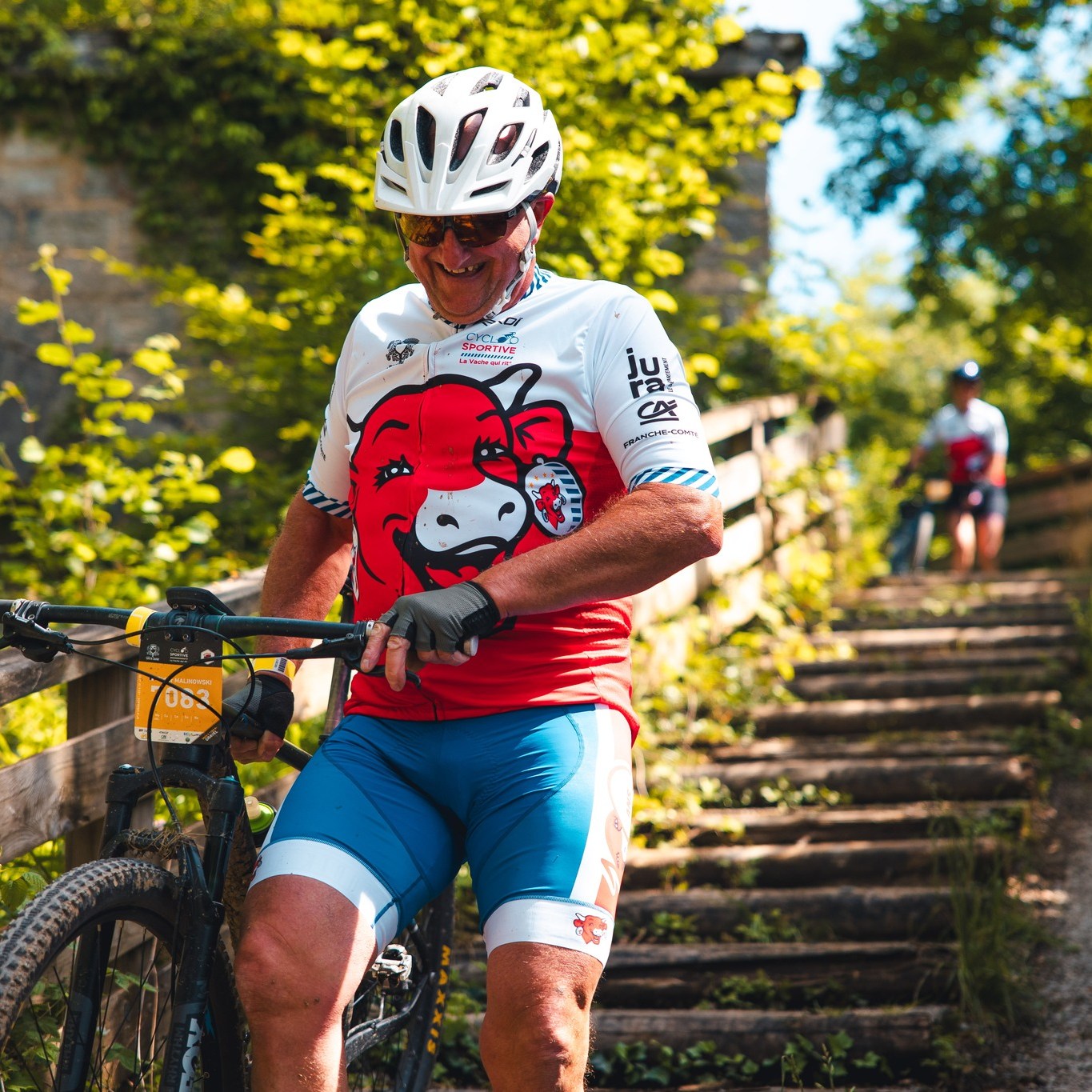 😅 Chacun sa route, chacun son chemin... Toutes les routes mènent à Rome... non ? 

En Gravel, en VTT ... ou à pied, c'est ça la Graveuuuuul 🤘😎

📸 @alanis_pic_ 

𝐈𝐧𝐟𝐨𝐫𝐦𝐚𝐭𝐢𝐨𝐧𝐬 & 𝐢𝐧𝐬𝐜𝐫𝐢𝐩𝐭𝐢𝐨𝐧𝐬 ⤵️
✍️ https://cyclosportive-lavachequirit.fr/

#CyclosportiveLaVachequiRit #VachequiRit #Jura #LonsLeSaunier #Gravel #Cyclosport #LaurentJalabert #Cycling #Jaja #granfondo #running #courseapied #run  #RunningLaVachequirit