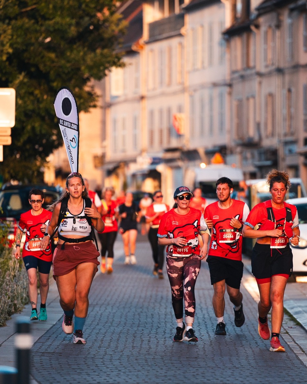 🚩 Des meneurs d’allure seront présents sur l'épreuve ! ⏱️

Mais au fait, c’est quoi un meneur d’allure ? 🤔

C’est un coureur expérimenté qui vous accompagne tout au long de la course pour vous aider à atteindre un objectif de temps 🎯

Grâce à un rythme régulier, des encouragements et une présence rassurante, il vous permet de rester concentré, de gérer votre effort et de garder le cap jusqu’à la ligne d’arrivée 💪

Que vous ayez un objectif précis ou simplement envie de vous dépasser, les meneurs d’allure sont là pour vous accompagner, vous motiver et vous aider à donner le meilleur de vous-même ! 🔥

Alors, quel sera votre objectif ? ⏱️😉

À vos baskets… et rendez-vous sur la ligne de départ ! 🏁
Merci @lonsathle39 pour cette initiative 🙏

𝐈𝐧𝐟𝐨𝐫𝐦𝐚𝐭𝐢𝐨𝐧𝐬 & 𝐢𝐧𝐬𝐜𝐫𝐢𝐩𝐭𝐢𝐨𝐧𝐬 ⤵️
✍️ https://cyclosportive-lavachequirit.fr/

#CyclosportiveLaVachequirit #RunningLaVachequirit #Vachequirit #Jura #LonsLeSaunier #GranFondo #CycloVQR #RunningVQR #Running