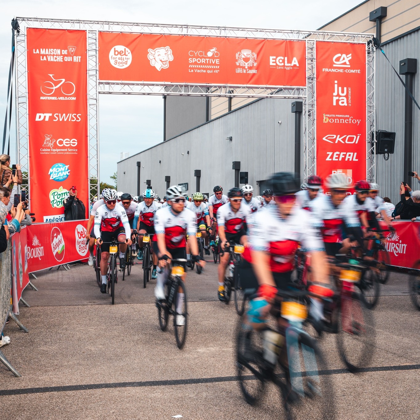 🚀 Une ouverture des inscriptions à toute vitesse. MERCI 😍

Pour votre sécurité 👇
🏁 L'amplitude de départs des parcours sera élargie (de 7h30 à 9h30 selon le parcours)
🕺 Des départs par SAS de vitesse seront organisés (2 par parcours)
⚠️ Le nombre de participants est limité à 5500 le dimanche
⚡ Si cela devrait faciliter les arrivées, nous travaillons aussi avec les collectivités sur une meilleure sécurisation du finale de l'épreuve

Au plaisir de vous accueillir 🎩

𝐈𝐧𝐟𝐨𝐫𝐦𝐚𝐭𝐢𝐨𝐧𝐬 & 𝐢𝐧𝐬𝐜𝐫𝐢𝐩𝐭𝐢𝐨𝐧𝐬 ⤵️
✍️ https://cyclosportive-lavachequirit.fr/

📸 @alanis_pic_ 

#CyclosportiveLaVachequiRit #VachequiRit #Jura #LonsLeSaunier #Gravel #Cyclosport #LaurentJalabert #Cycling #Jaja #granfondo @maisonvqr