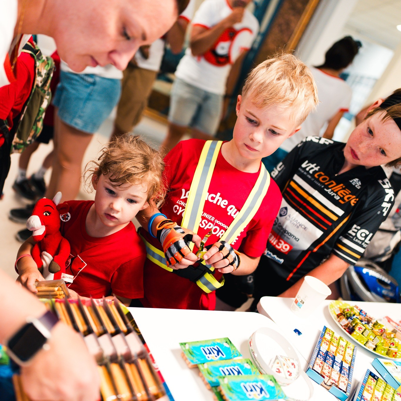 🐣 Apprentis champions

Un bel après-midi à @maisonvqr 
Merci à nos 2⃣0⃣0⃣ enfants & adultes pour votre énergie ⚡

📸 @alanis_pic_ 

#CyclosportiveLaVachequiRit #VachequiRit #Jura #LonsLeSaunier #Gravel